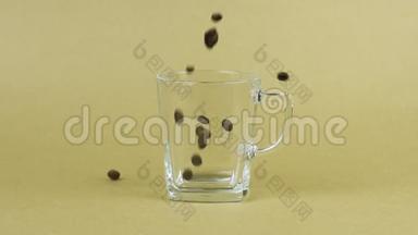 咖啡豆快速<strong>洒下</strong>，清澈的玻璃杯，米色背景.. 上午概念